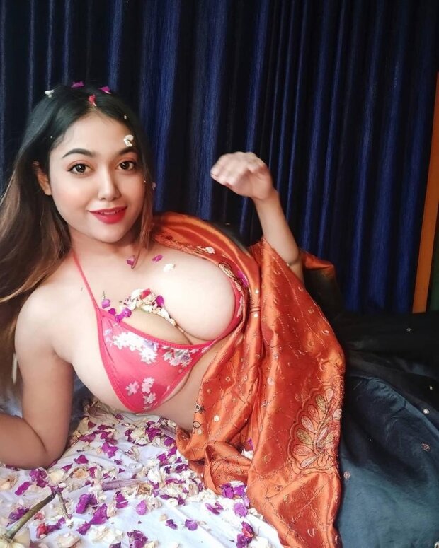 Sexy big boob Indian Babe